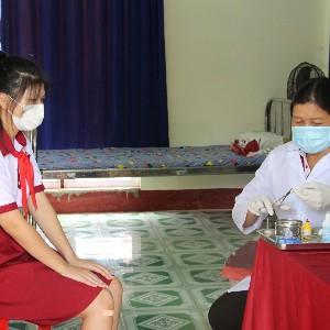 Thăm khám sức khỏe cho học sinh. Ảnh: Duy Nguyễn.