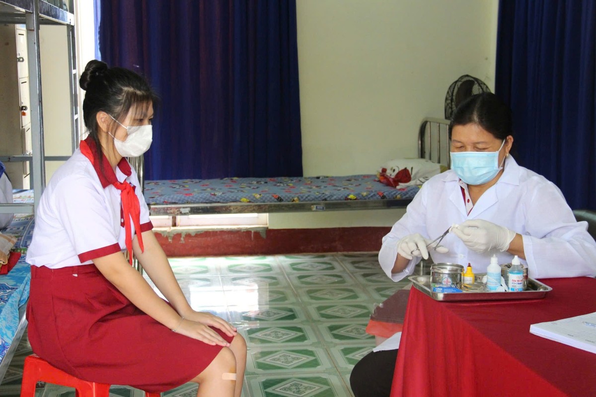 Thăm khám sức khỏe cho học sinh. Ảnh: Duy Nguyễn.