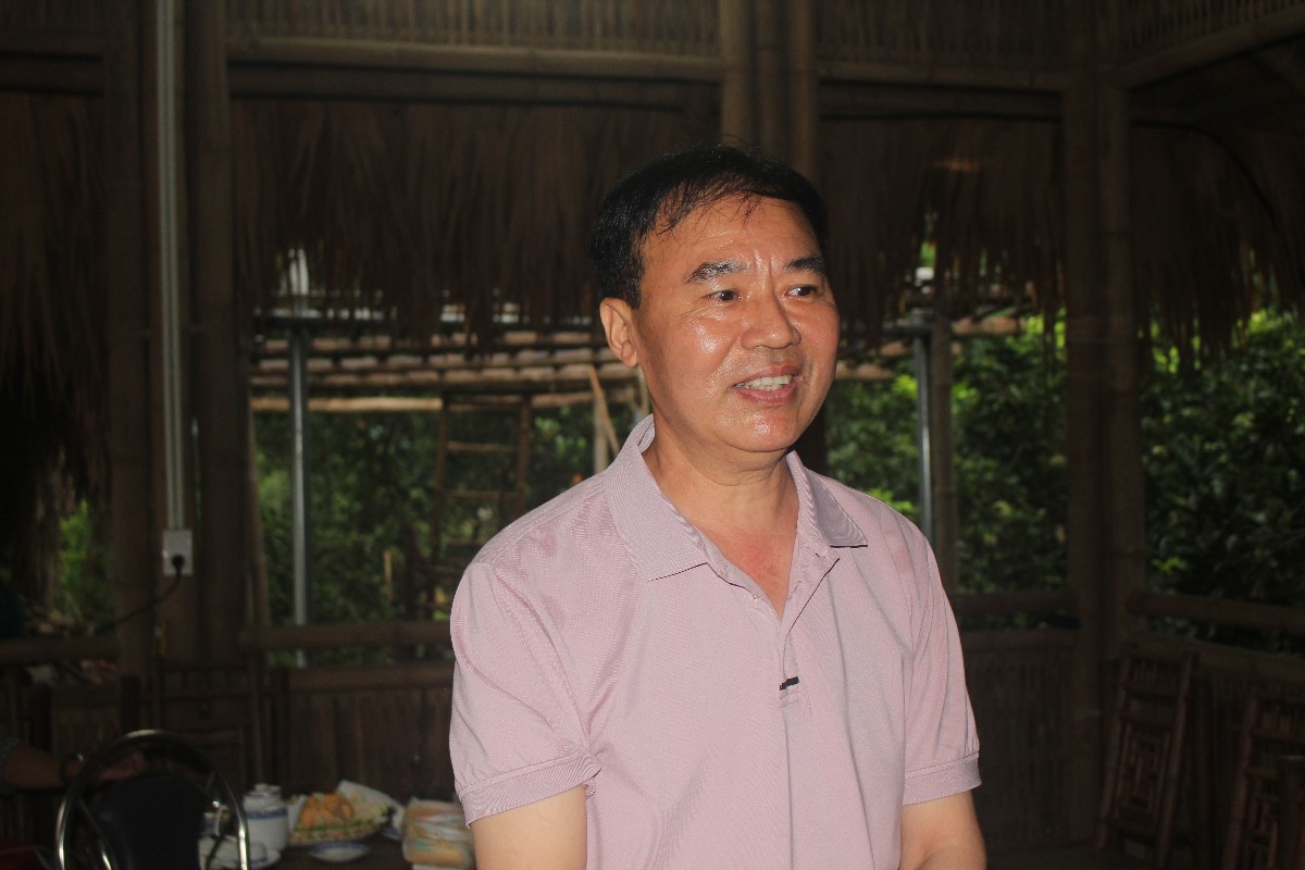 Ông Nguyễn Mạnh Hải: "Gà Mía có thời gian nuôi dài hơn nhưng sức đề kháng tốt, khả năng chịu nhiệt cao và ít rủi ro hơn". Ảnh: Chu Khôi.