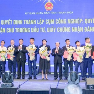 Lãnh đạo tỉnh Thanh Hóa trao Quyết định và tặng hoa chúc mừng các doanh nghiệp. Ảnh: Hoàng Đông
