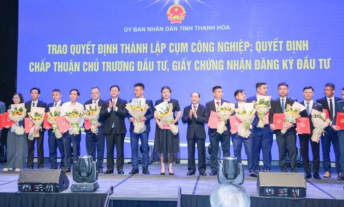 Lãnh đạo tỉnh Thanh Hóa trao Quyết định và tặng hoa chúc mừng các doanh nghiệp. Ảnh: Hoàng Đông