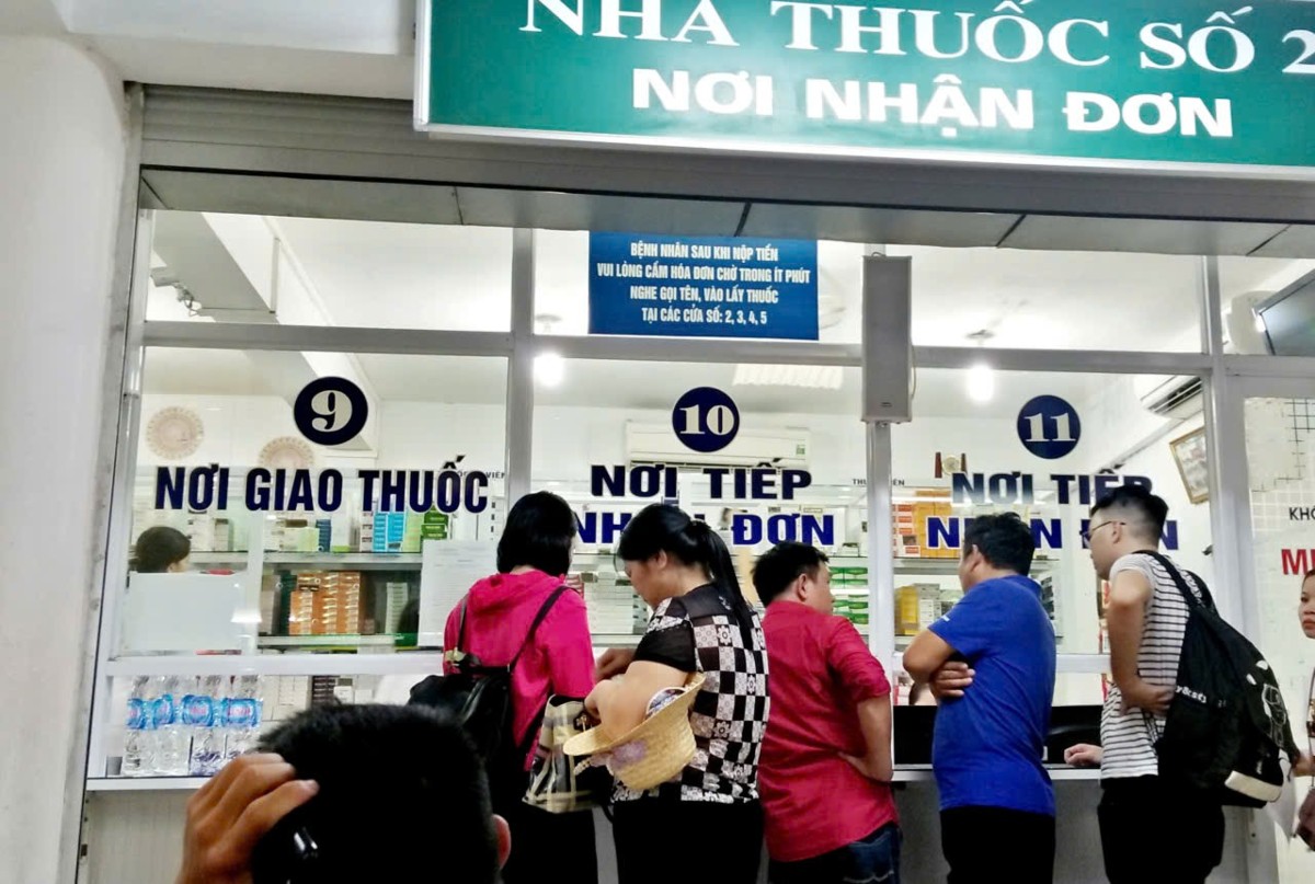 Thanh toán chi phí thuốc điều trị. Ảnh: Thu Hằng.