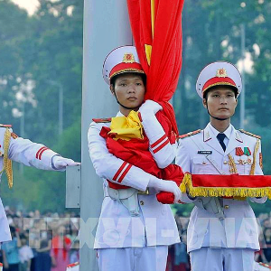Chiến sĩ đội nghi lễ giữ Quốc kỳ chờ trước khi Quốc ca vang lên và cờ được kéo lên trong buổi sáng 2/9. Ảnh: TTXVN