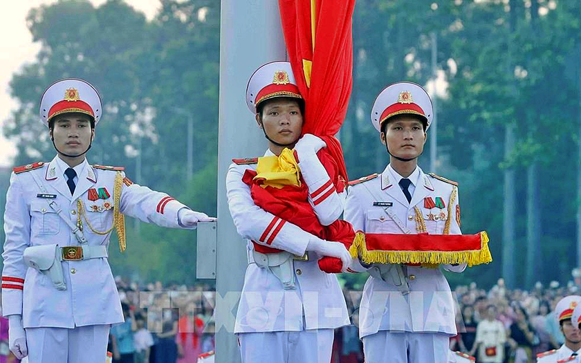 Chiến sĩ đội nghi lễ giữ Quốc kỳ chờ trước khi Quốc ca vang lên và cờ được kéo lên trong buổi sáng 2/9. Ảnh: TTXVN