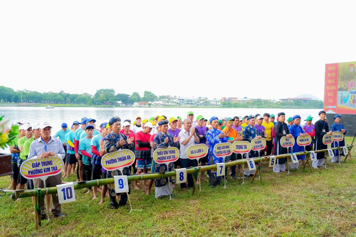 Các đội tham gia tranh tài. Ảnh: UBND TP Huế