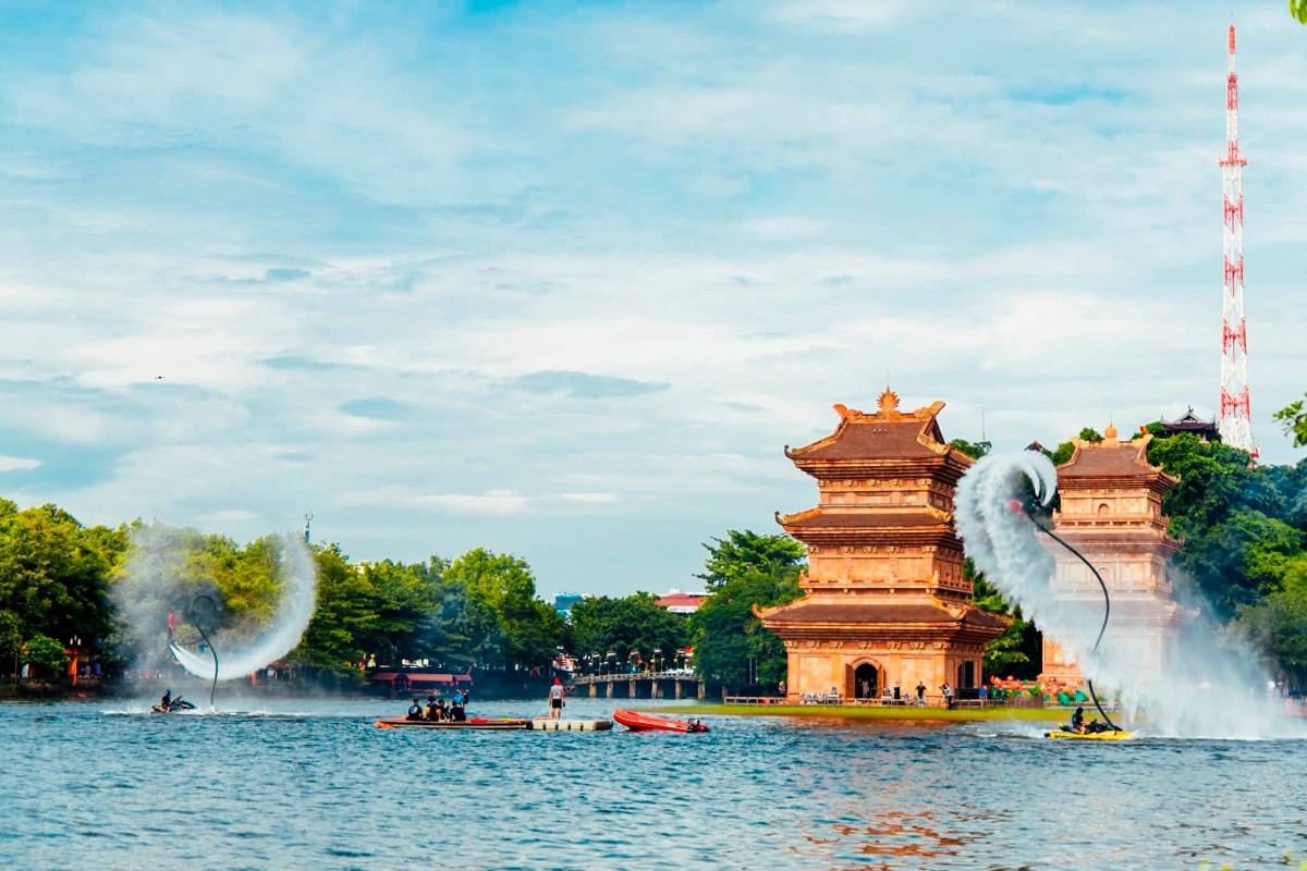 Trình diễn flyboard chiều ngày 2/9 tại phố cổ Hoa Lư. Ảnh: Phố cổ Hoa Lư-Ninh Bình