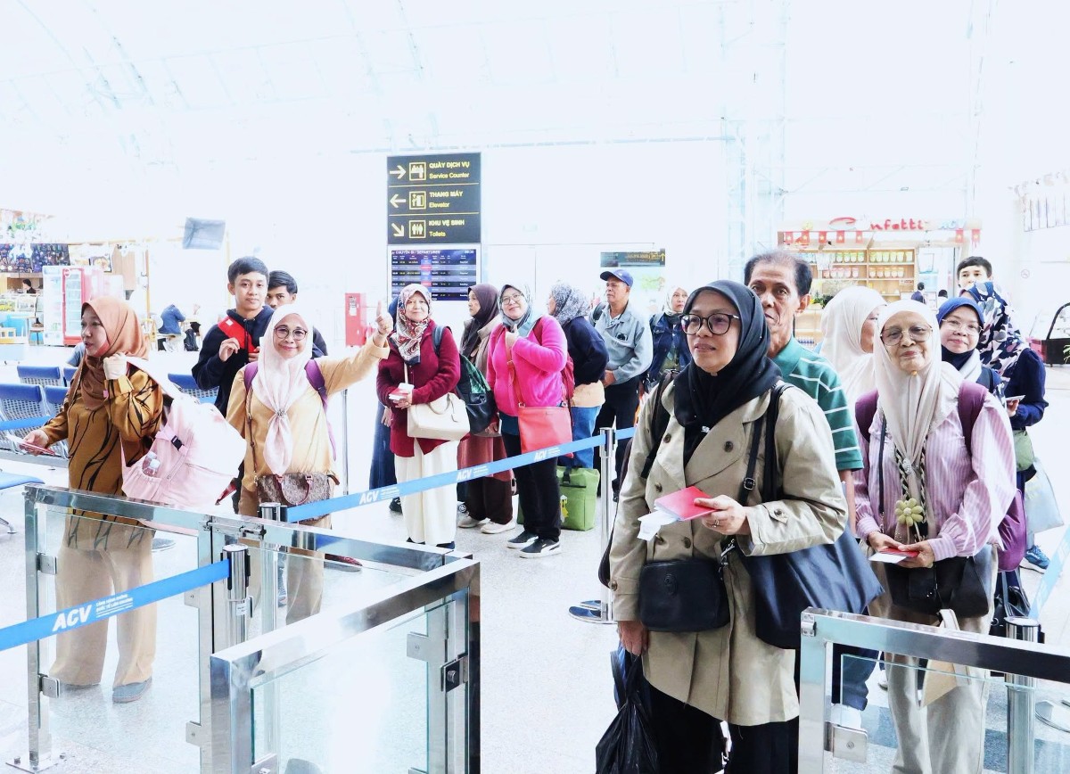 Sáng 2/9, chuyến bay AK571 của AirAsia từ Kuala Lumpur (Malaysia) đã hạ cánh xuống Cảng hàng không quốc tế Liên Khương. Ảnh: Đà Lạt - Lâm Đồng