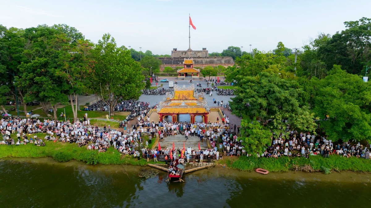 Đông đảo người dân tập trung hai bên bờ sông Hương để theo dõi giải đua. Ảnh: UBND TP Huế