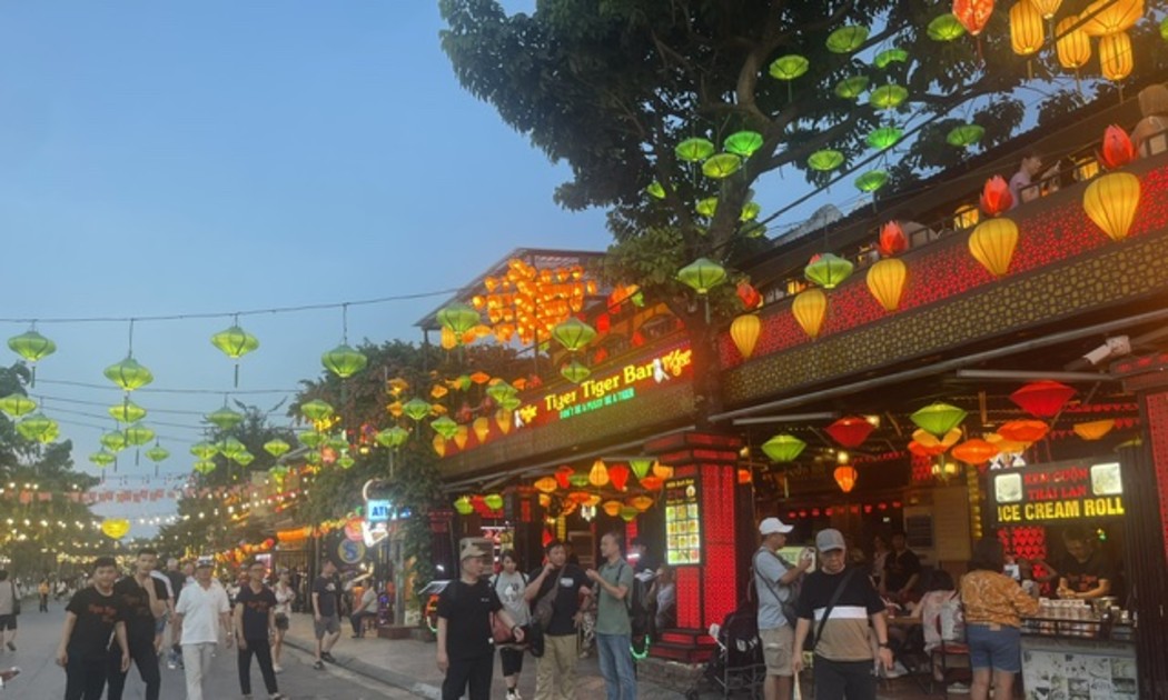 Đường phố Hội An, ven sông Hoài, rực rõ đèn lồng trong những ngày lễ hội. Ảnh: Ngô Anh Văn