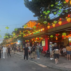 Đường phố Hội An, ven sông Hoài, rực rõ đèn lồng trong những ngày lễ hội. Ảnh: Ngô Anh Văn