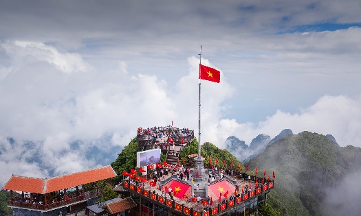 Du khách nhộn nhịp check in đỉnh Fansipan trong dịp lễ Quốc khánh 2/9. Ảnh: Bộ VHTTDL