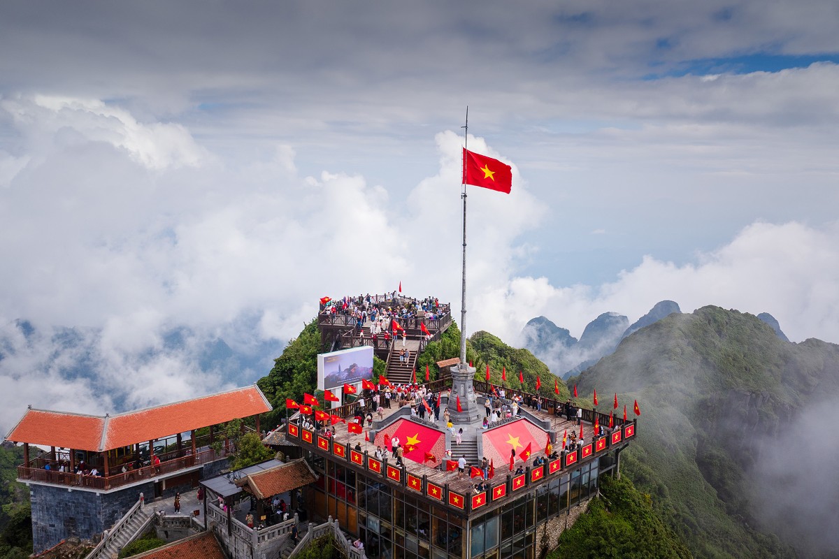 Du khách nhộn nhịp check in đỉnh Fansipan trong dịp lễ Quốc khánh 2/9. Ảnh: Bộ VHTTDL