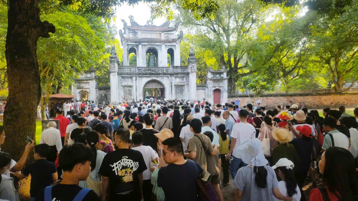Hơn 25.000 lượt khách đã chọn ngày nghỉ lễ Quốc khánh 2/9 để ghé thăm Văn Miếu, hòa mình vào không khí tưng bừng của ngày Tết Độc lập. Ảnh: Di tích Văn Miếu - Quốc Tử Giám