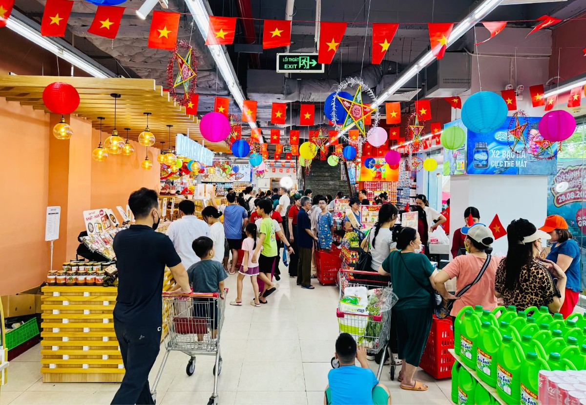 Cùng với việc bảo đảm nguồn cung, các hệ thống bán lẻ triển khai nhiều chương trình giảm giá, ưu đãi nhằm tạo thêm lựa chọn cho người tiêu dùng trong dịp lễ. Ảnh: Siêu thị WinMart