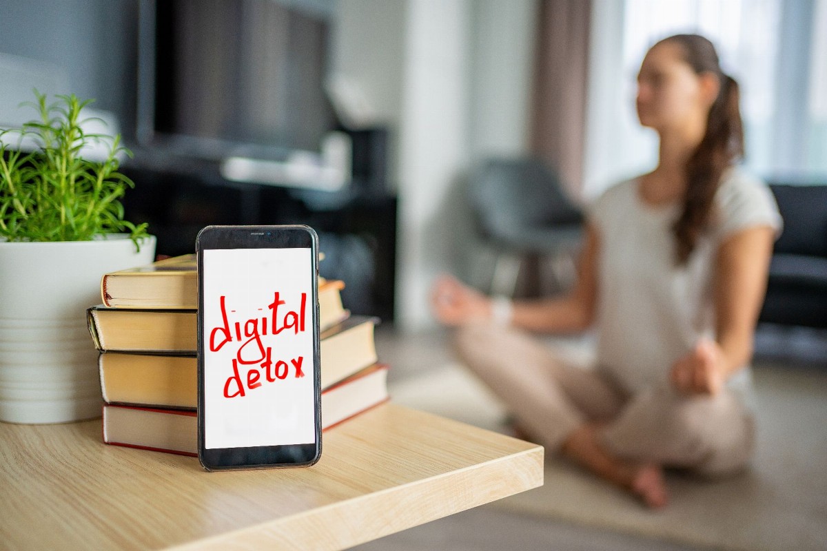 Người trẻ càng ngày càng hưởng ứng xu hướng “digital detox” để chữa lành. Ảnh: Cemer