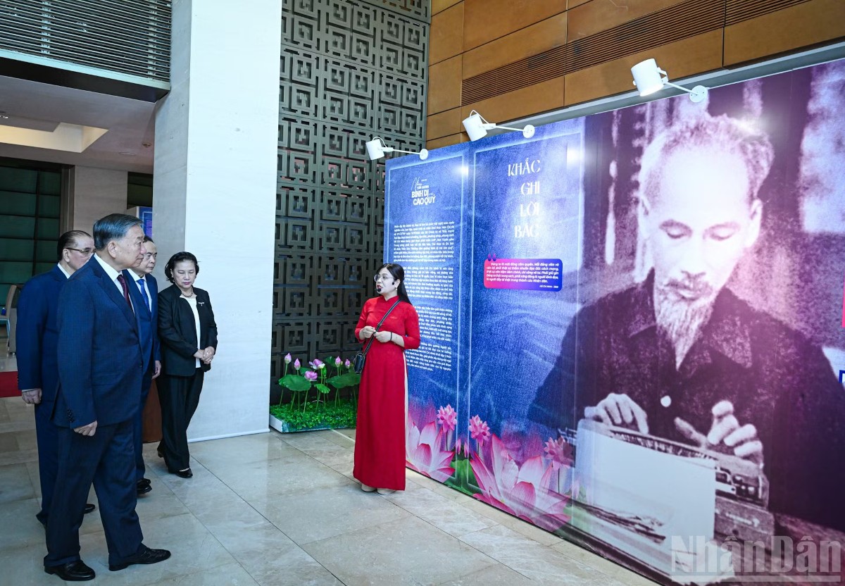 Tổng Bí thư, Chủ tịch nước Tô Lâm cùng các đồng chí lãnh đạo, nguyên lãnh đạo Đảng, Nhà nước tham quan trưng bày "Những tấm gương bình dị mà cao quý". Ảnh: Nhân Dân/Duy Linh-Trần Hải.