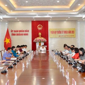 Chủ tịch UBND TP. Quảng Ninh Bùi Văn Khắng chủ trì cuộc họp đánh giá tình hình kinh tế - xã hội tháng 8/2026. Ảnh: QN.