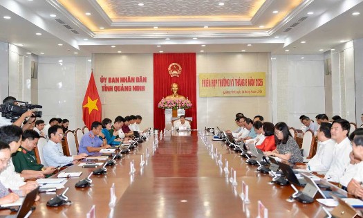 Chủ tịch UBND TP. Quảng Ninh Bùi Văn Khắng chủ trì cuộc họp đánh giá tình hình kinh tế - xã hội tháng 8/2026. Ảnh: QN.