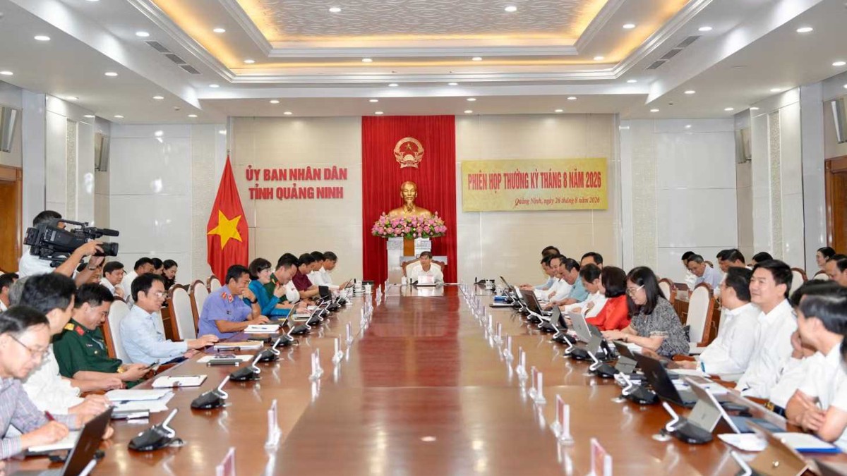 Chủ tịch UBND TP. Quảng Ninh Bùi Văn Khắng chủ trì cuộc họp đánh giá tình hình kinh tế - xã hội tháng 8/2026. Ảnh: QN.
