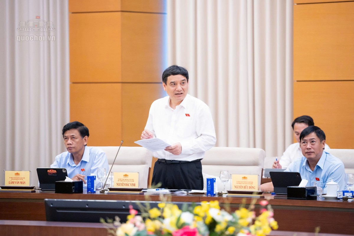 Chủ nhiệm Ủy ban Văn hóa và Xã hội Nguyễn Đắc Vinh trình bày Báo cáo tóm tắt thẩm tra sơ bộ dự án Luật. Ảnh: Cổng Thông tin điện tử Quốc hội.