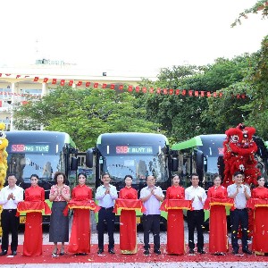 Thành phố Quảng Ninh khai trương xe buýt điện đưa đón học sinh miễn phí. Ảnh QMG.