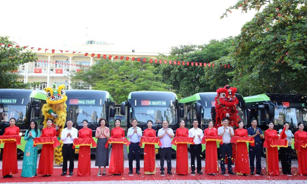 Thành phố Quảng Ninh khai trương xe buýt điện đưa đón học sinh miễn phí. Ảnh QMG.
