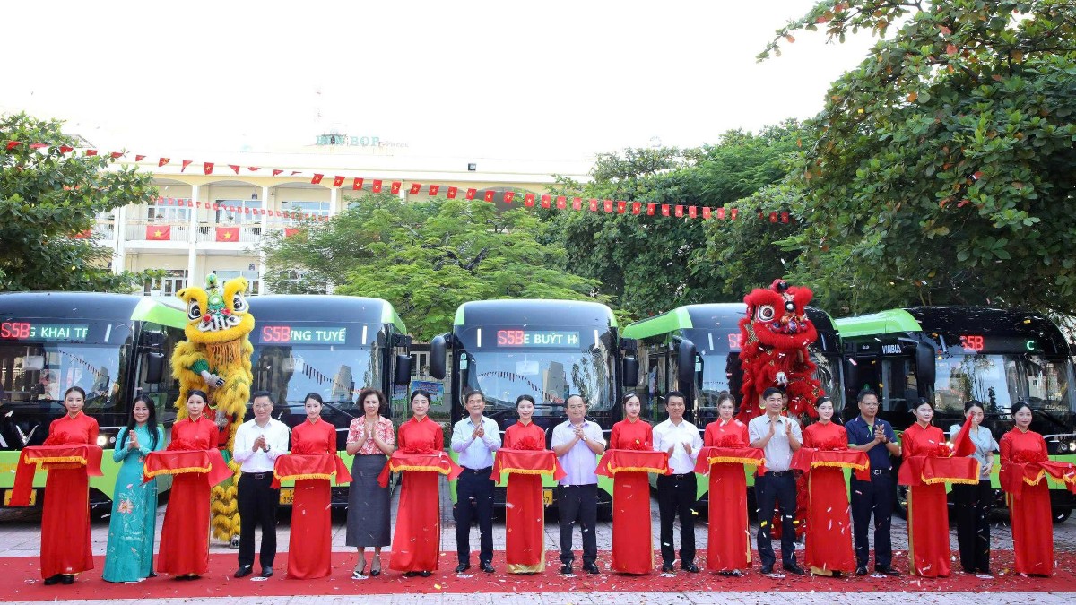 Thành phố Quảng Ninh khai trương xe buýt điện đưa đón học sinh miễn phí. Ảnh QMG.