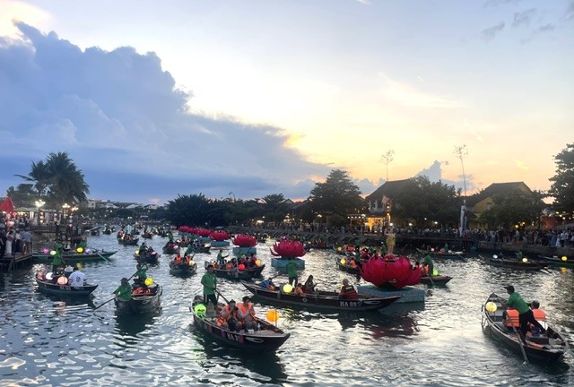 Sông Hoài, Hội An tấp nập khách du thuyền. Ảnh Ngô Anh Văn