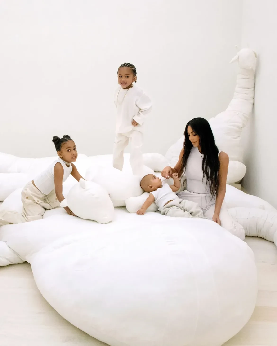 Kim Kardashian và các con trong biệt thự. Ảnh: Highend Properties