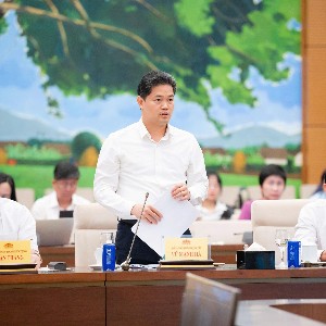 Thứ trưởng Thường trực Bộ Y tế Vũ Mạnh Hà trình bày tóm tắt nội dung cơ bản dự thảo Luật. Ảnh: Cổng Thông tin điện tử Quốc hội.