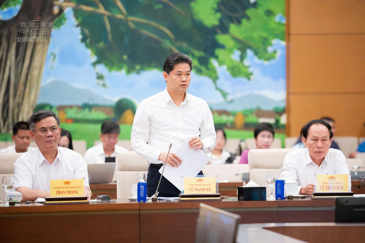 Thứ trưởng Thường trực Bộ Y tế Vũ Mạnh Hà trình bày tóm tắt nội dung cơ bản dự thảo Luật. Ảnh: Cổng Thông tin điện tử Quốc hội.