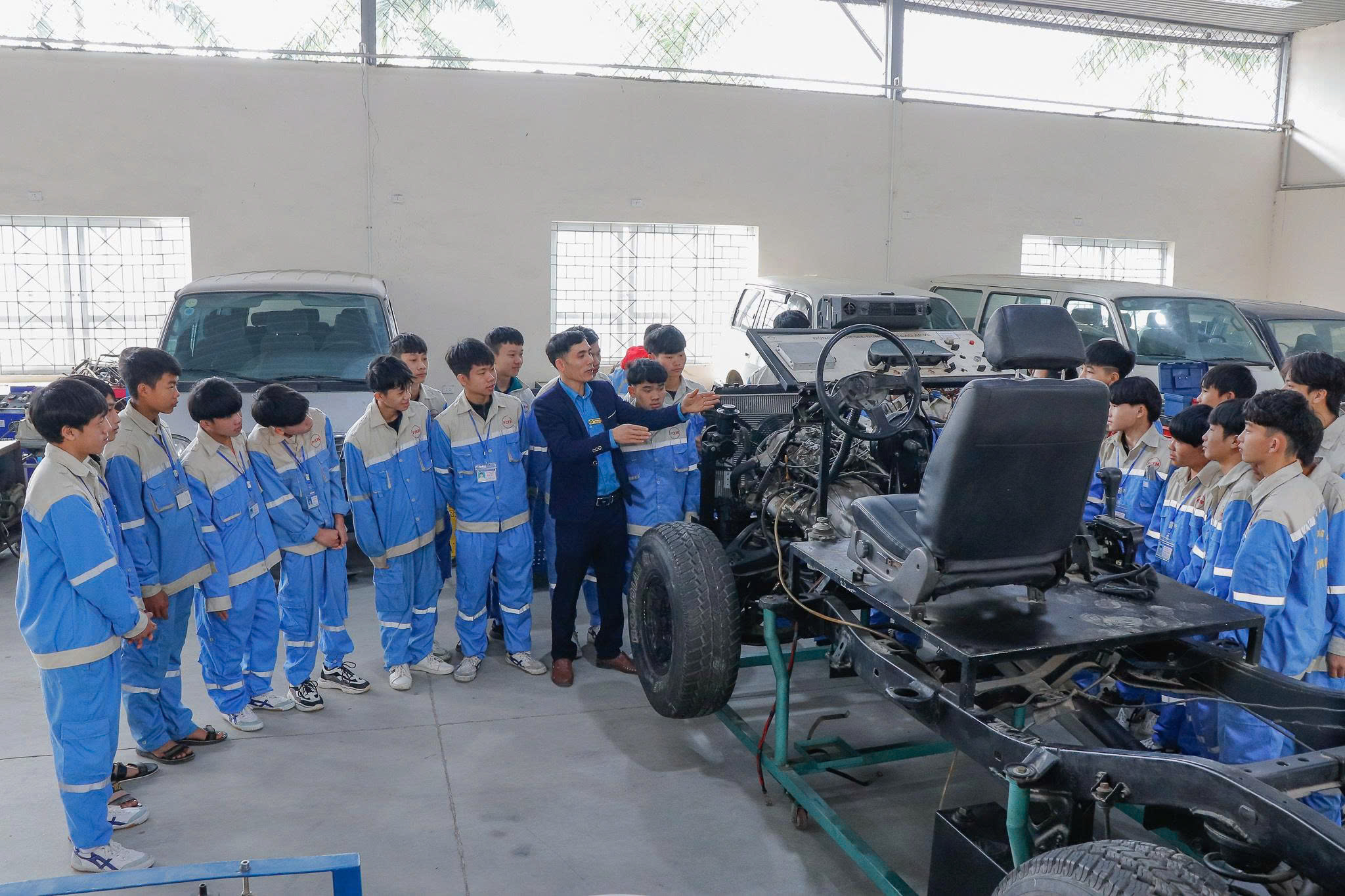 Thực tế từ cả đào tạo đại học và giáo dục nghề nghiệp cho thấy bài toán không chỉ nằm ở việc cập nhật chương trình. Khi công nghệ thay đổi nhanh hơn chu kỳ xây dựng chương trình đào tạo, việc giữ cho nội dung giảng dạy bám sát thực tế trở thành thách thức thường xuyên. Ảnh: NVCC.