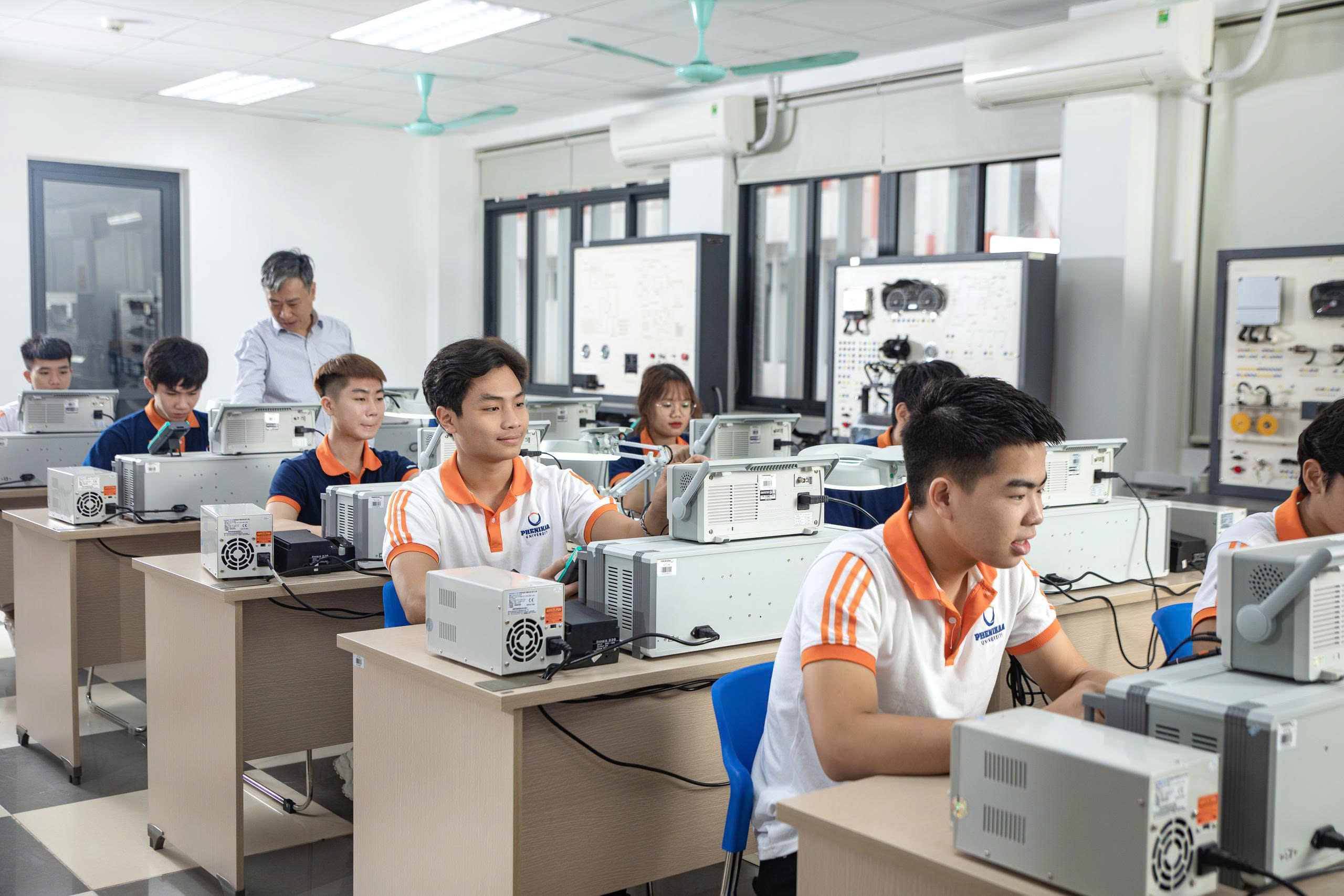 Tốc độ thay đổi của công nghệ đang đặt ra áp lực lớn lên các cơ sở đào tạo. Theo TS. Trần Anh Trung, sinh viên hiện nay phải tiếp cận một khối lượng kiến thức rộng hơn đáng kể, từ xe điện, pin, điều khiển điện tử, phần mềm nhúng, dữ liệu, AI, an toàn chức năng, truyền thông trên xe đến mô phỏng. Ảnh: NVCC.