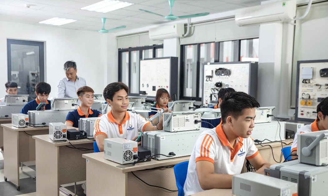 Ngành ô tô bước vào chu kỳ công nghệ mới: Đào tạo nhân lực cần “đi tắt đón đầu”
