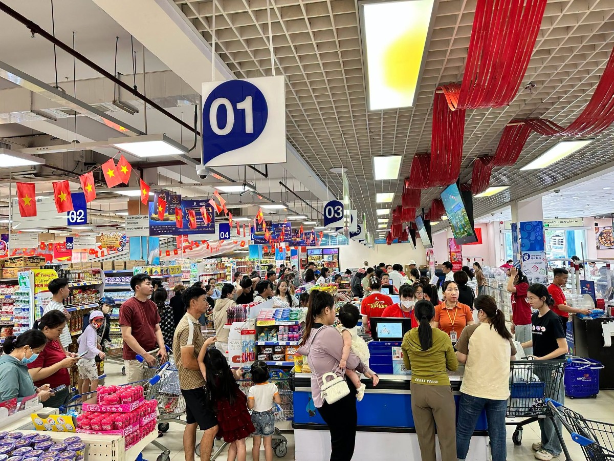 Nguồn cung hàng hóa được duy trì, trong khi giá nhiều nhóm hàng tiêu dùng thiết yếu tiếp tục được niêm yết ổn định. Ảnh: Co.opmart