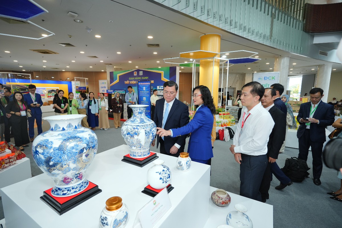 Lãnh đạo Bộ Công Thương và TP. Hồ Chí Minh đi tham quan các gian hàng tại VIS 2026. Ảnh MOIT.