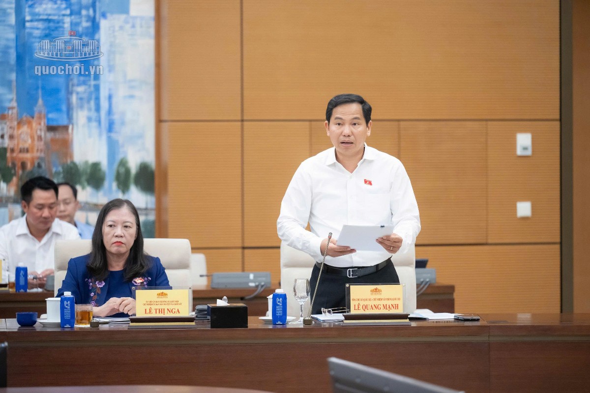 Tổng Thư ký Quốc hội, Chủ nhiệm Văn phòng Quốc hội Lê Quang Mạnh trình bày dự thảo báo cáo tổng kết Kỳ họp không thường lệ thứ Nhất, Quốc hội Khóa XVI. Ảnh: Cổng thông tin điện tử Quốc hội.