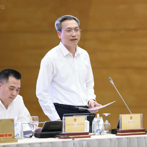 Thiếu tướng Nguyễn Quốc Toản, Chánh văn phòng, Người Phát ngôn Bộ Công an, thông tin về kết quả triển khai Chiến dịch 100 ngày đêm hoàn thành việc tạo lập, chuẩn hoá cơ sở dữ liệu chuyên ngành, kết nối, chia sẻ dữ liệu với Trung tâm Cơ sở dữ liệu Quốc gia - Ảnh: chinhphu.vn/QP