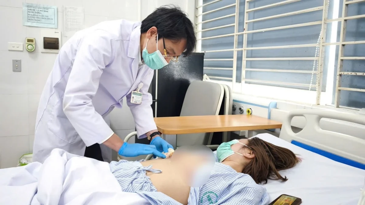 Nữ bệnh nhân bị biến chứng, nhiễm trùng nặng sau khi thực hiện phẫu thuật treo sa trễ ngực tại một cơ sở y tế. Ảnh: Bệnh viện Bệnh Nhiệt đới Trung ương