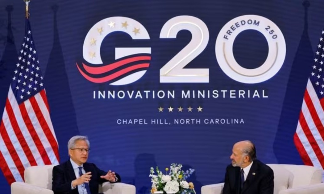 CEO Nvidia Jensen Huang phát biểu tại Hội nghị Bộ trưởng Đổi mới sáng tạo G20, trong khi Bộ trưởng Thương mại Mỹ Howard Lutnick lắng nghe, tại Chapel Hill, Bắc Carolina, Mỹ, ngày 2/9/2026. Ảnh: Reuters/Jonathan Drake.