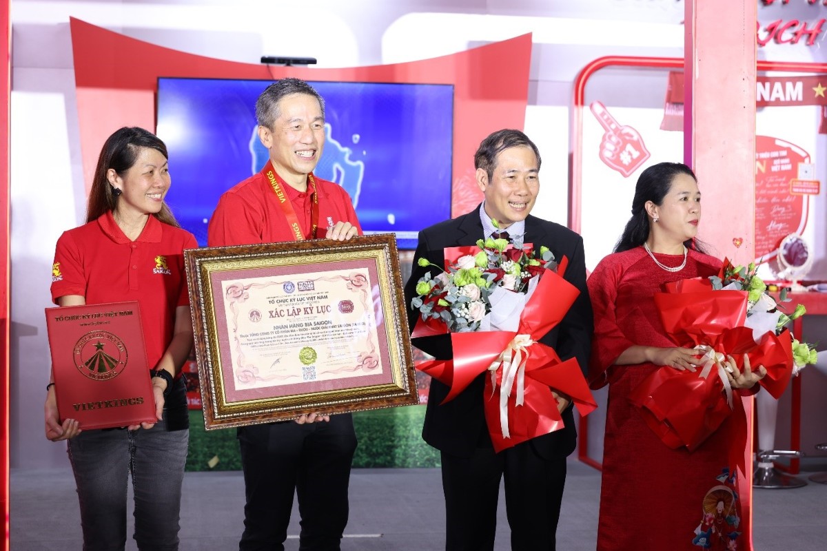 Đại diện SABECO nhận giấy chứng nhận Xác lập kỷ lục từ VietKings tại đêm diễn ra trận chung kết lượt về ASEAN Cup 2026 (Ảnh: SABECO).