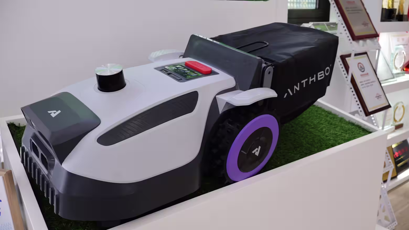 LDRobot, công ty kinh doanh máy cắt cỏ dưới thương hiệu Anthbot, đã niêm yết tại Hồng Kông vào tháng 5. Ảnh: Nikkei