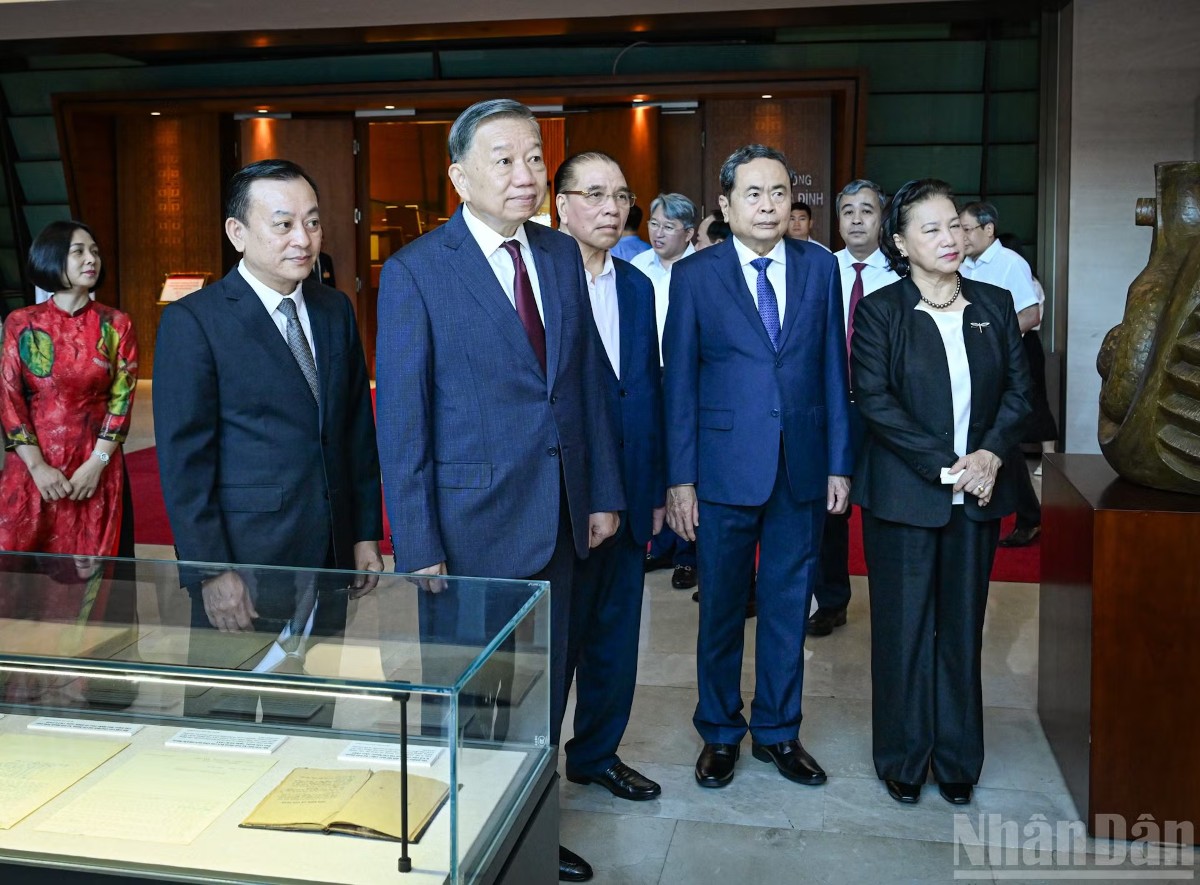 Tổng Bí thư, Chủ tịch nước Tô Lâm cùng các đồng chí lãnh đạo, nguyên lãnh đạo Đảng, Nhà nước tham quan trưng bày "Những tấm gương bình dị mà cao quý". Ảnh: Nhân Dân/Duy Linh-Trần Hải.