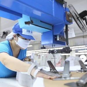 Chỉ số giá nhóm May mặc, mũ nón và giày dép... đều tăng. Ảnh: VnEconomy