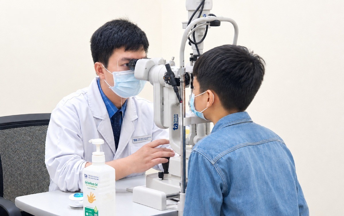 Bệnh nhi không đeo kính, không phát hiện bản thân có tật khúc xạ trước đó. Ảnh: Bệnh viện Đa khoa Tâm Anh