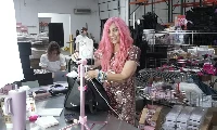 Sarah Potempa, CEO của Beachwaver, thực hiện các buổi phát trực tiếp từ kho hàng của công ty tại Gurnee, Illinois. Ảnh: CNBC