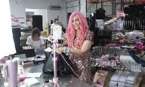 Sarah Potempa, CEO của Beachwaver, thực hiện các buổi phát trực tiếp từ kho hàng của công ty tại Gurnee, Illinois. Ảnh: CNBC