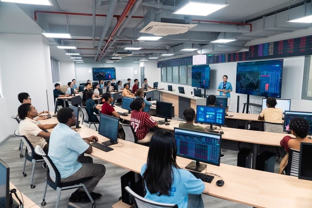 Giờ học thực hành hoạt động tài chính của sinh viên VLU.