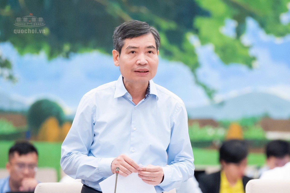 Thứ trưởng Bộ Tài chính Tạ Anh Tuấn trình bày Tờ trình Dự án Luật sửa đổi, bổ sung một số điều của Luật Kế toán, Luật Kiểm toán độc lập. Ảnh: Quochoi.vn