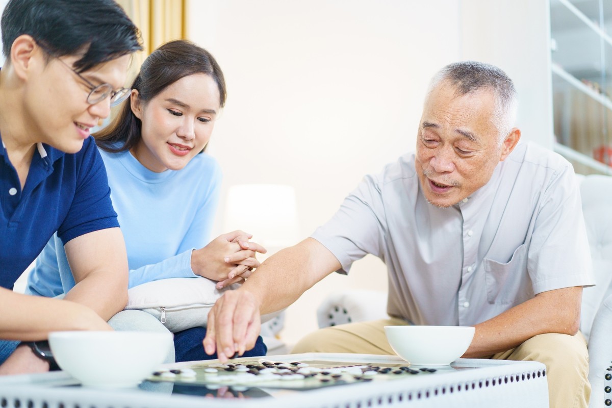 Nhiều người Việt hướng đến tuổi hưu trí độc lập và tự chủ hơn, thay vì phụ thuộc vào con cái như trước đây. Ảnh Hằng Hà.
